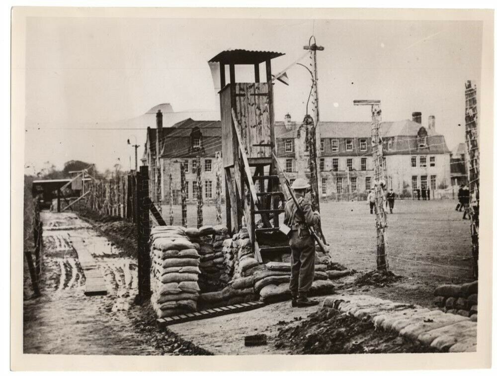 1939 British Guard At Pow Camp In Scotland Original News Photo