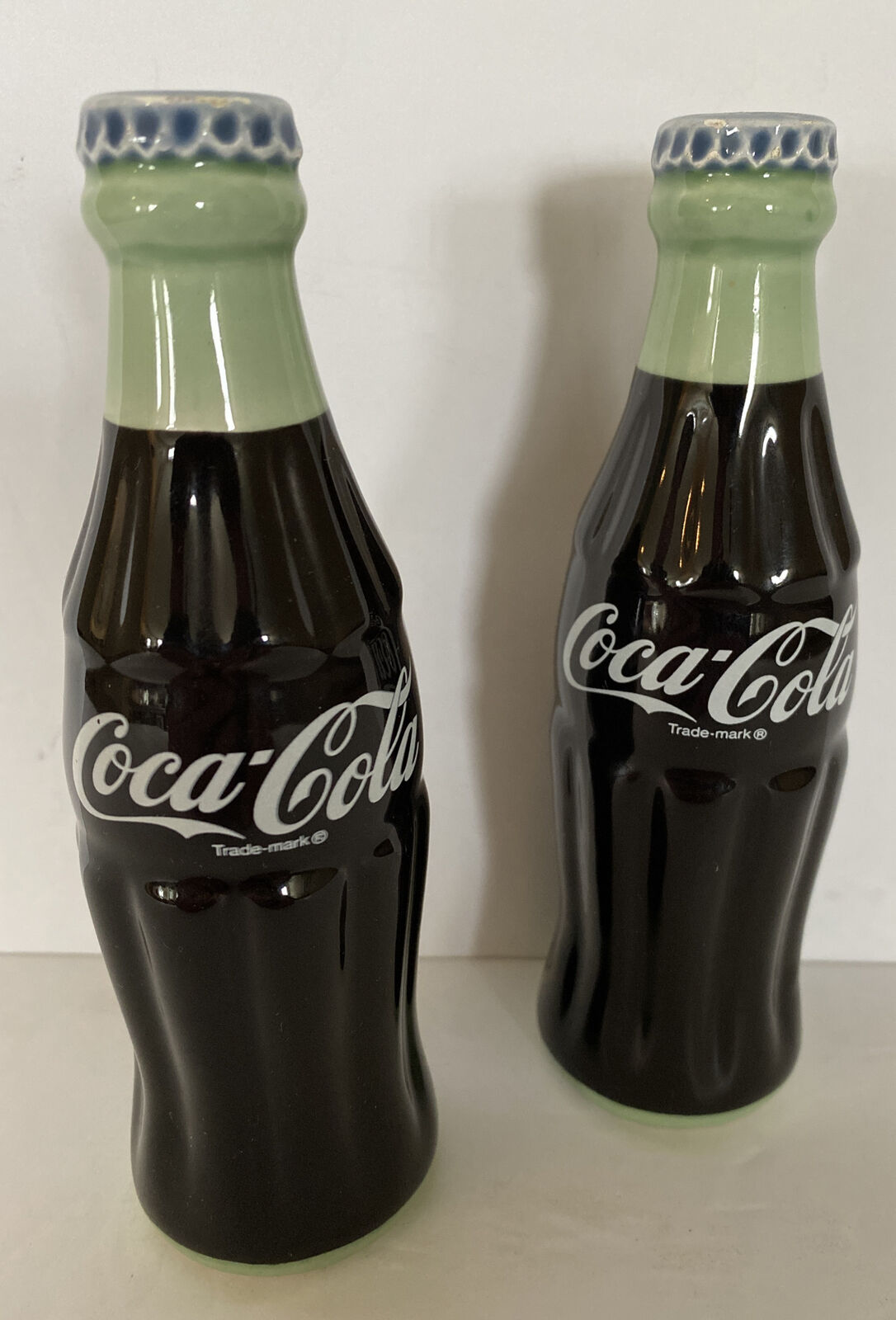 COCA-COLA Brand Licensed Product Salt & Pepper Shaker Set Contour Bottles 😎