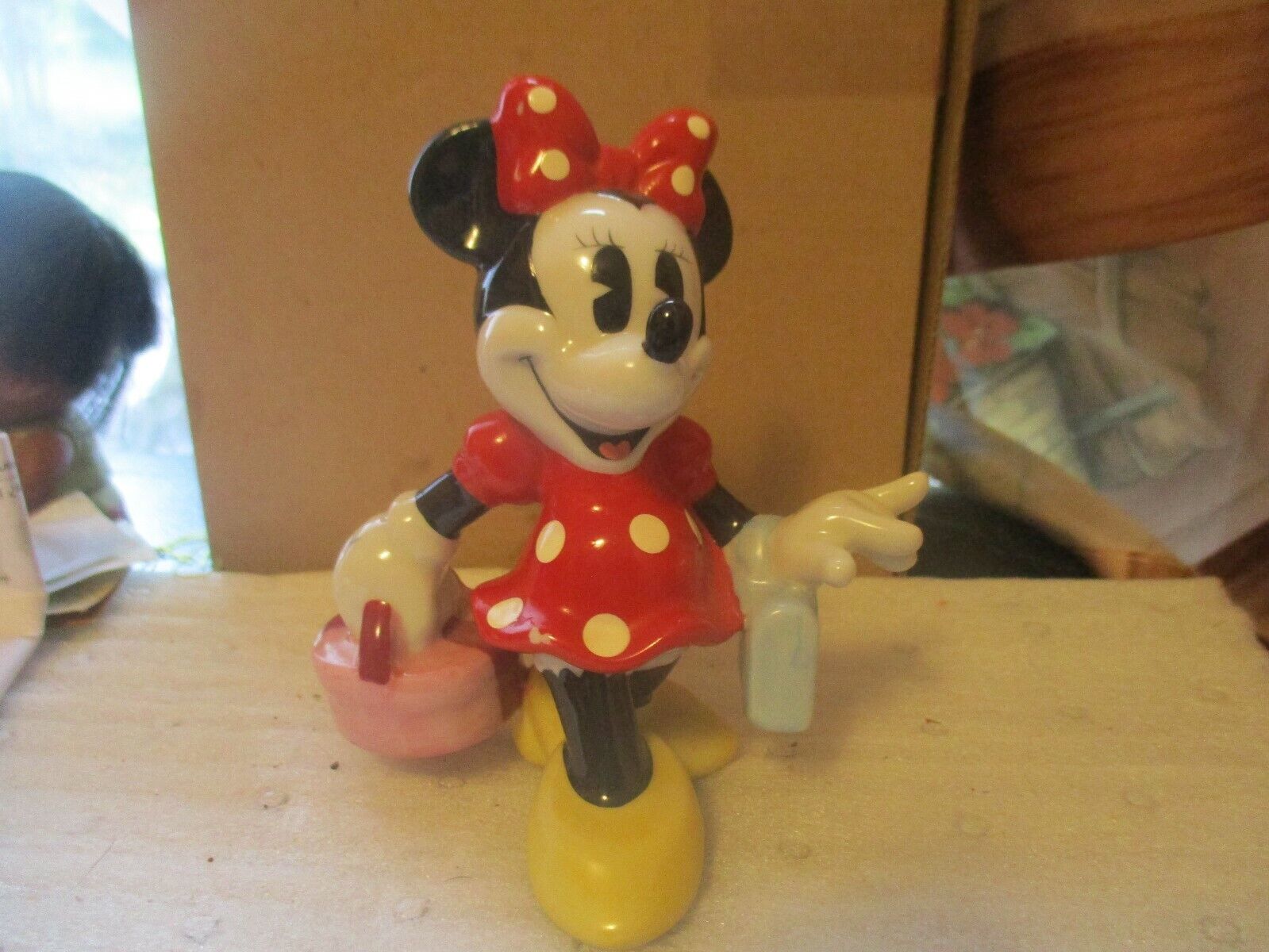 MINNIE MOUSE SHOPPING FIGURINE