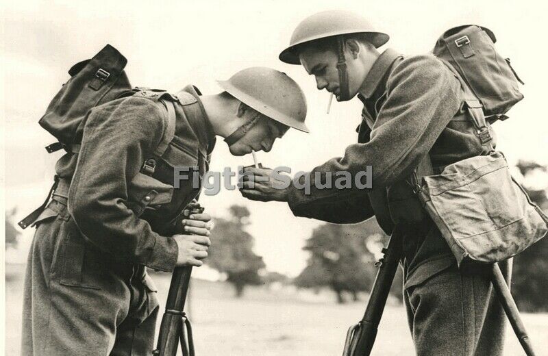 WW2 Picture Photo British Soldier offers a cigar  4800
