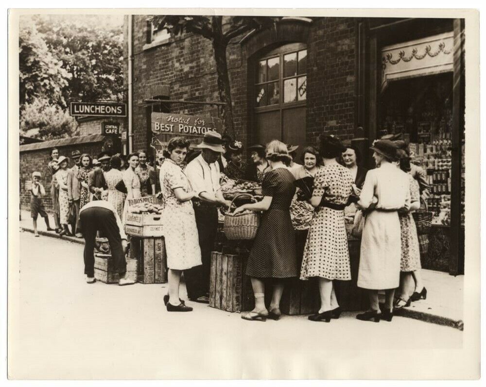 1941 Potato's in Demand High Street Sutton Surrey England Original News Photo