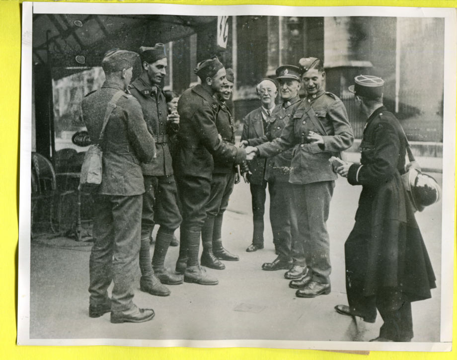 1939 British Soldiers Fraternizing French Soldiers Paris France Press Photo