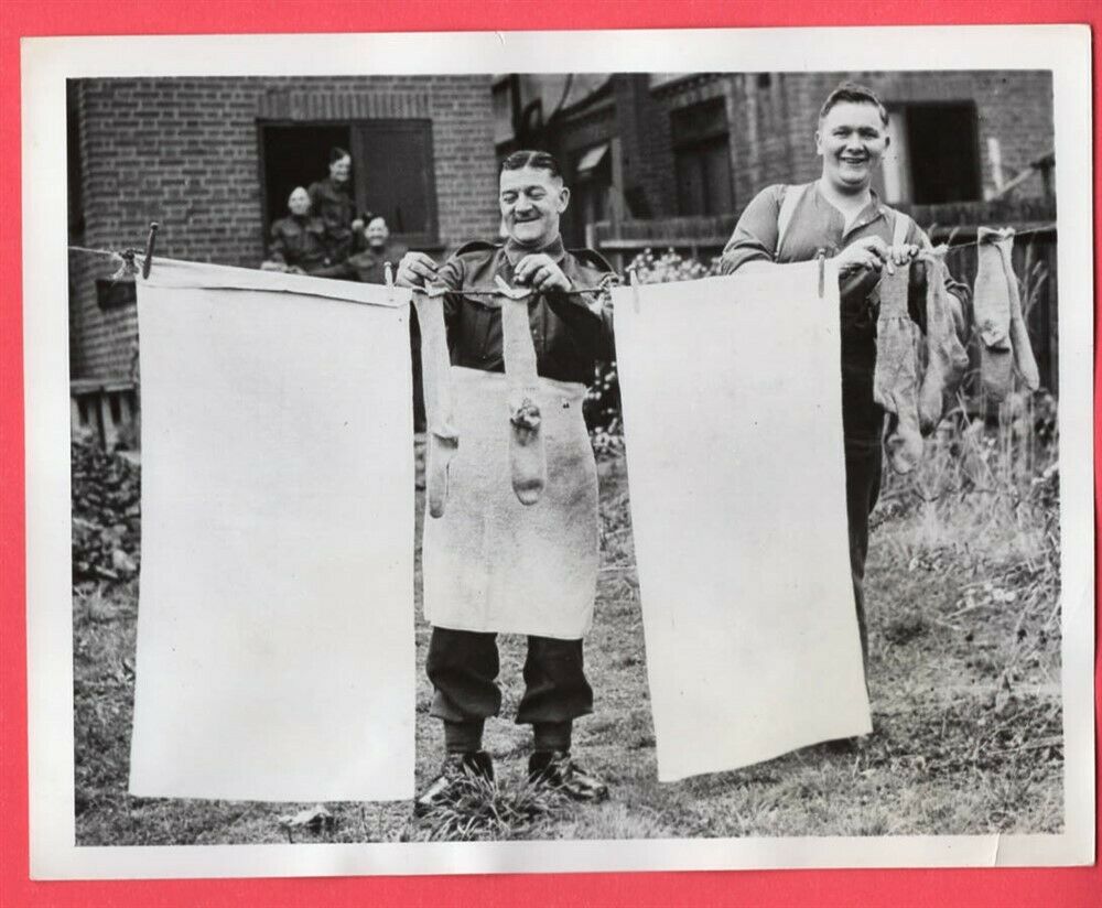 1941 British Soldiers Doing Laundry in England 7x9 Original News Photo